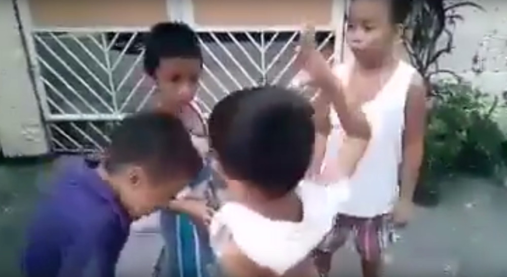 Da li je ovo najnenormalnija dečja igra?! (VIDEO)