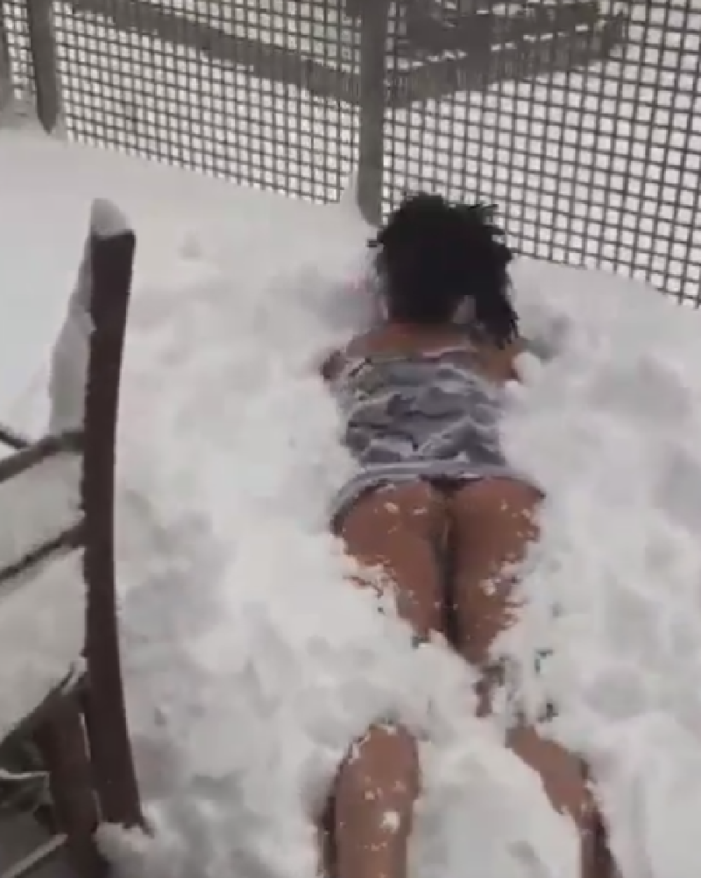 Čija guza "seva" iz snega? (VIDEO)