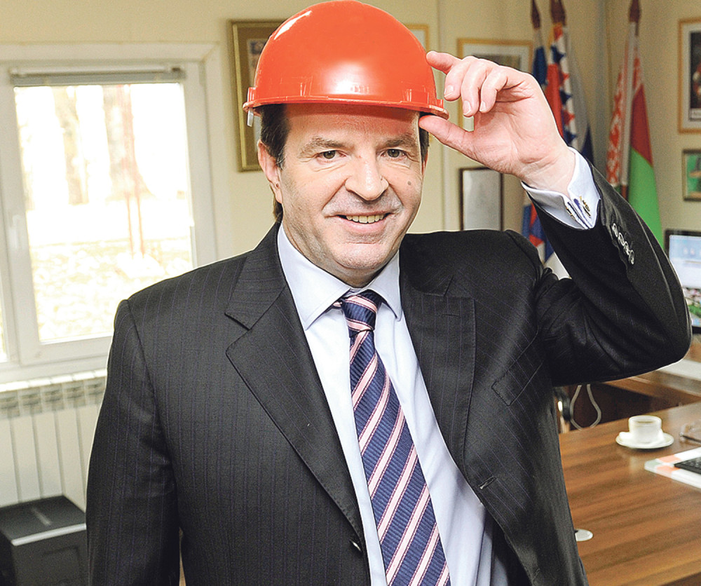 Kleo se u majku, a hteo da mazne banku!