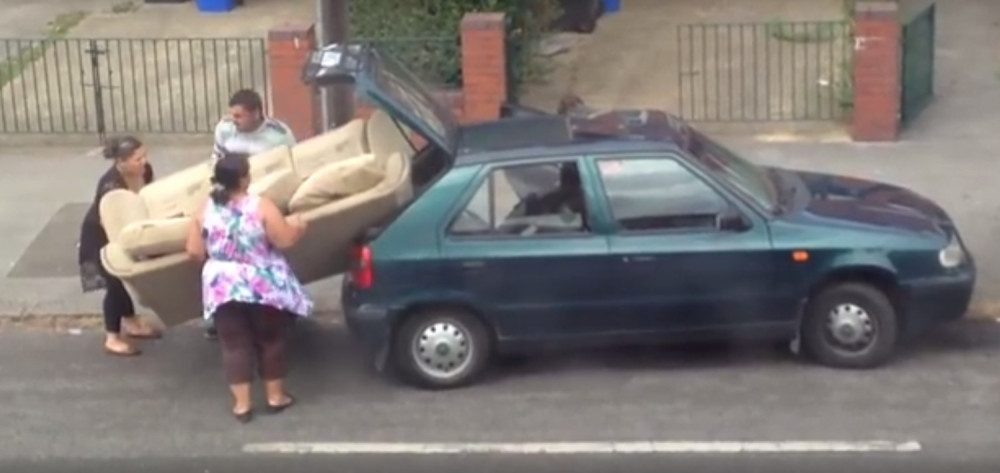 Evo kako da ugurate sofu u "feliciju" (VIDEO)