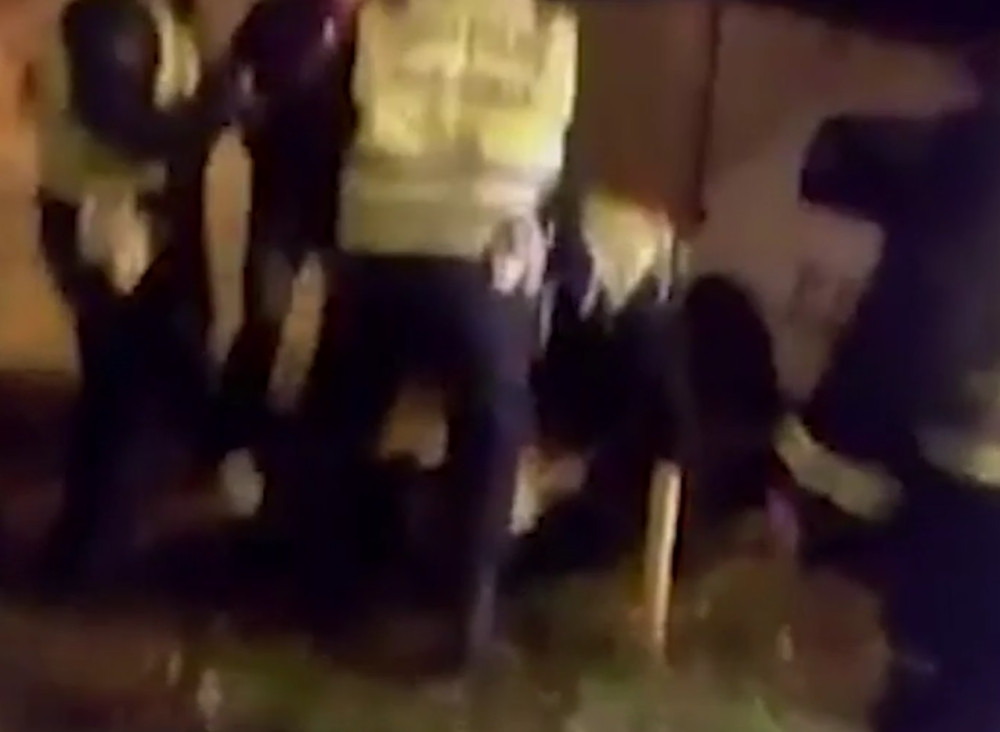 Saobraćajci vezali, pa maltretirali ženu (VIDEO)