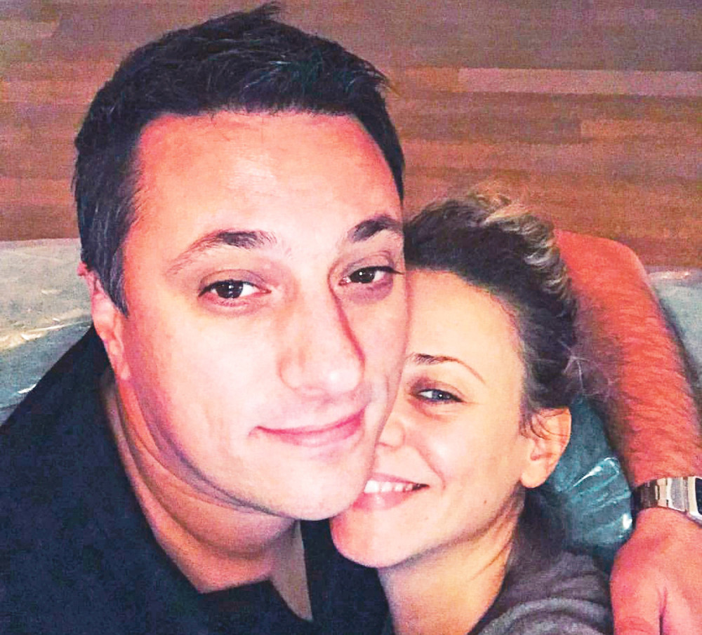 Andrija se ne odvaja od devojke