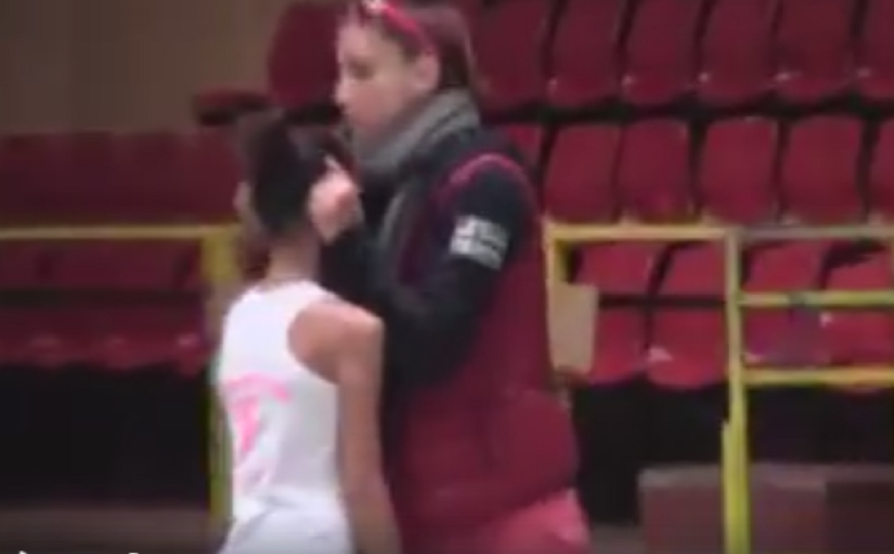Žena trener se iživljava nad devojčicom! (VIDEO)