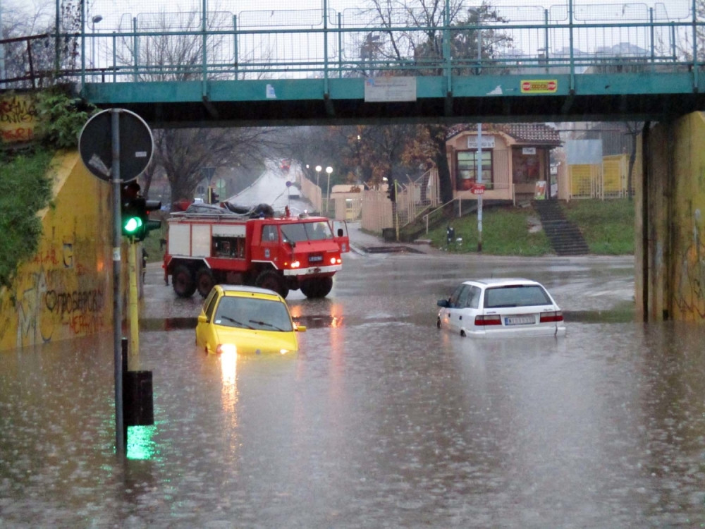 Dva automobila potopljena u Zetskoj u Nišu
