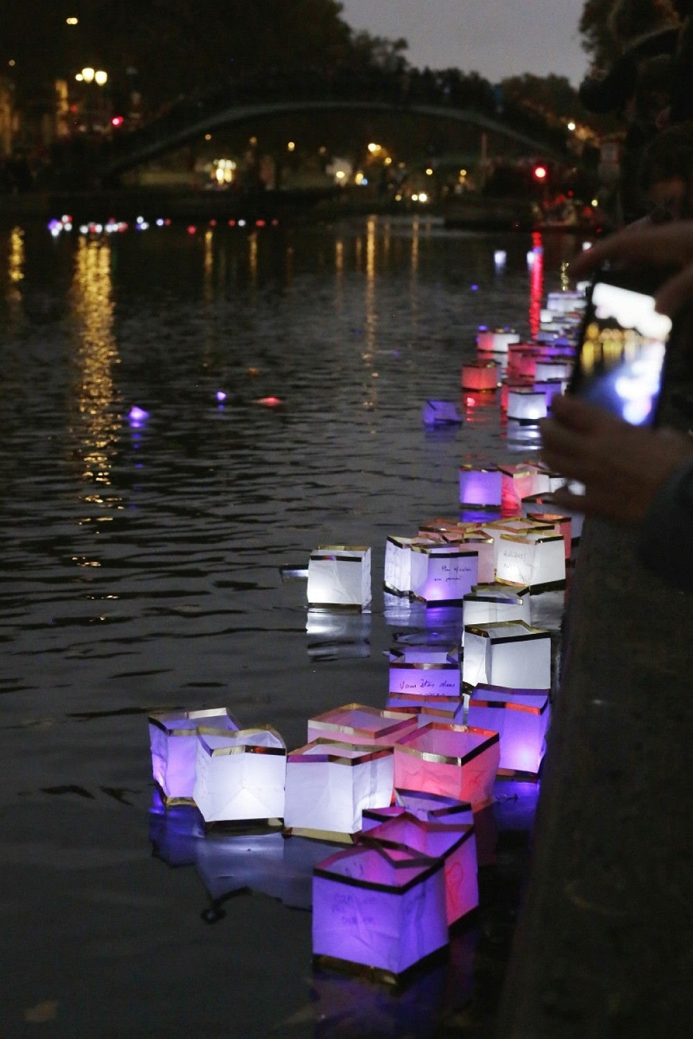 Pariz se u tišini seća žrtava napada