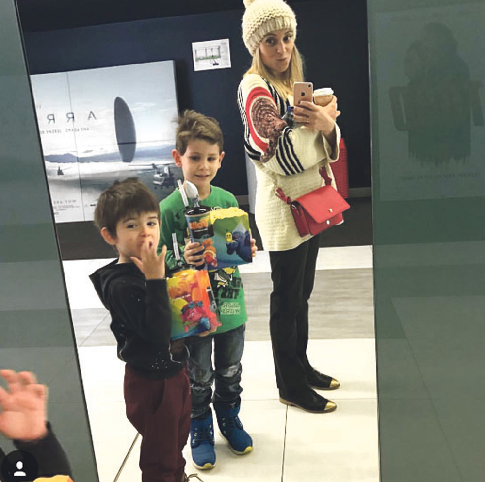 Anđelka podetinjila uz sina