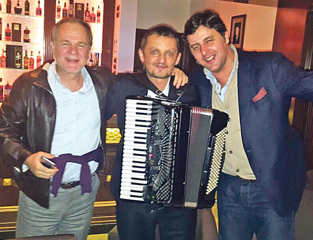 Bodiroga čašćavao harmonikaša