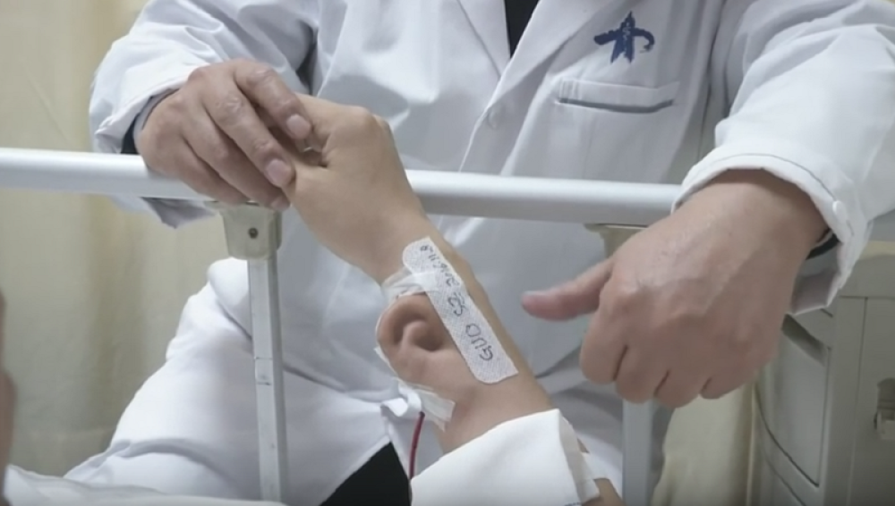 Kinezu u ruku ugradili uvo!