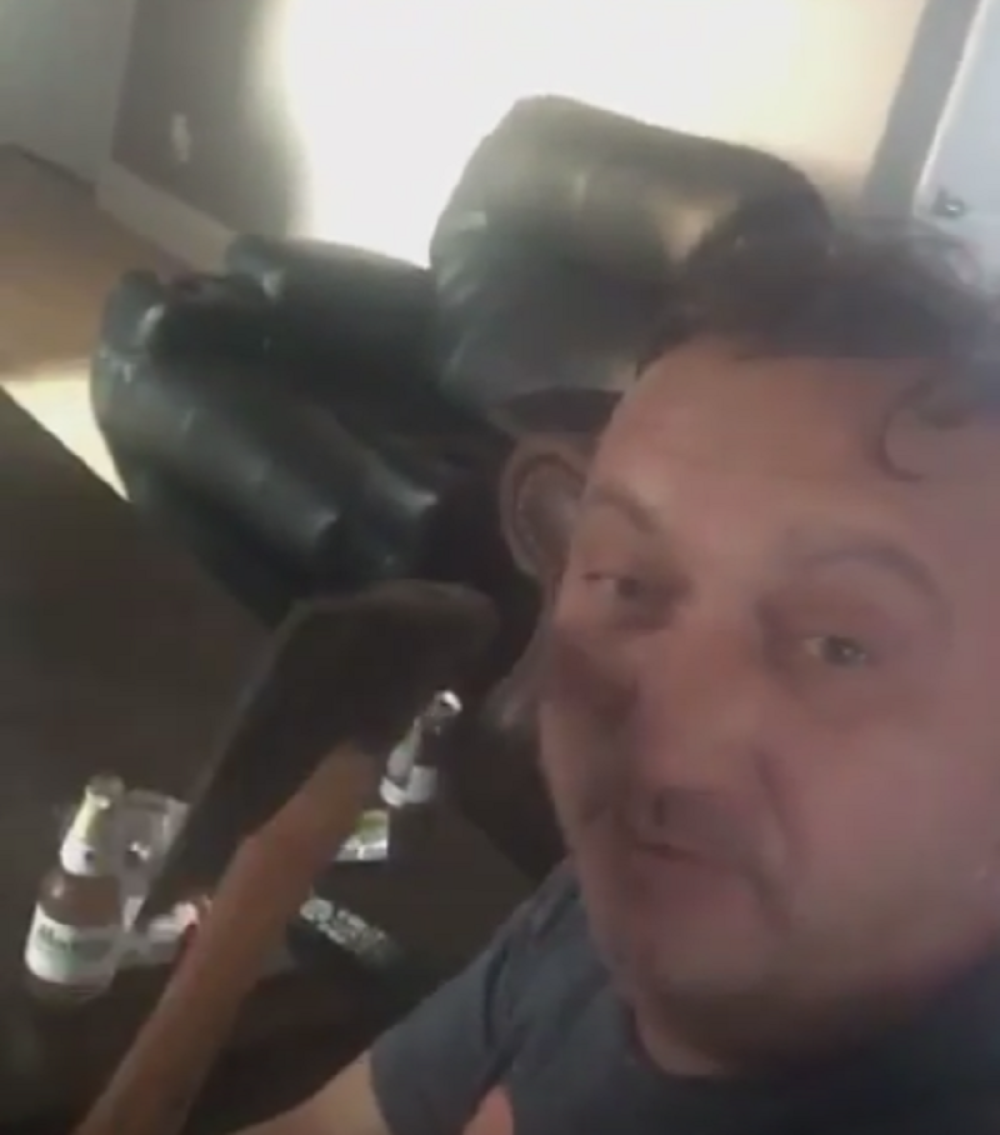 Bosanac odlepio zbog fudbala, pa uzeo sekiru! (VIDEO)