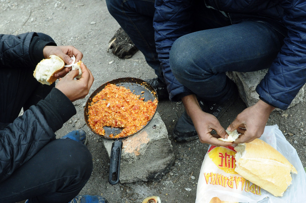 Migranti preživljavaju uz pasulj i vatru (FOTO GALERIJA)