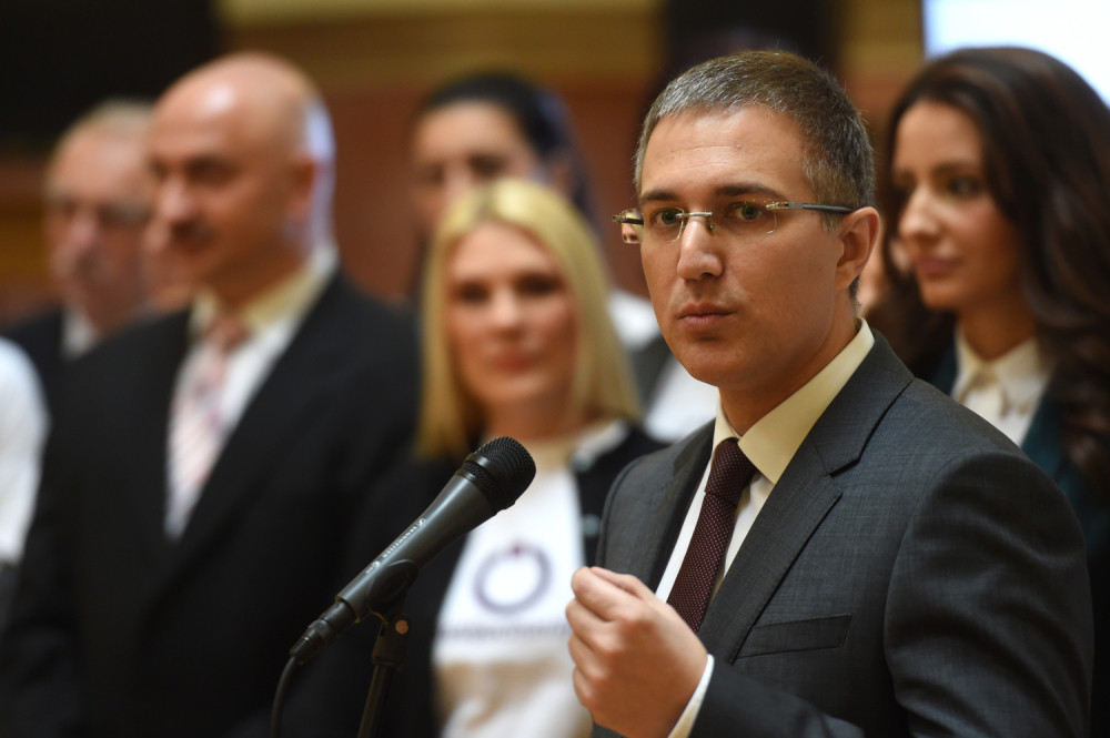 Stefanović: NVO koriste migrante da peru pare