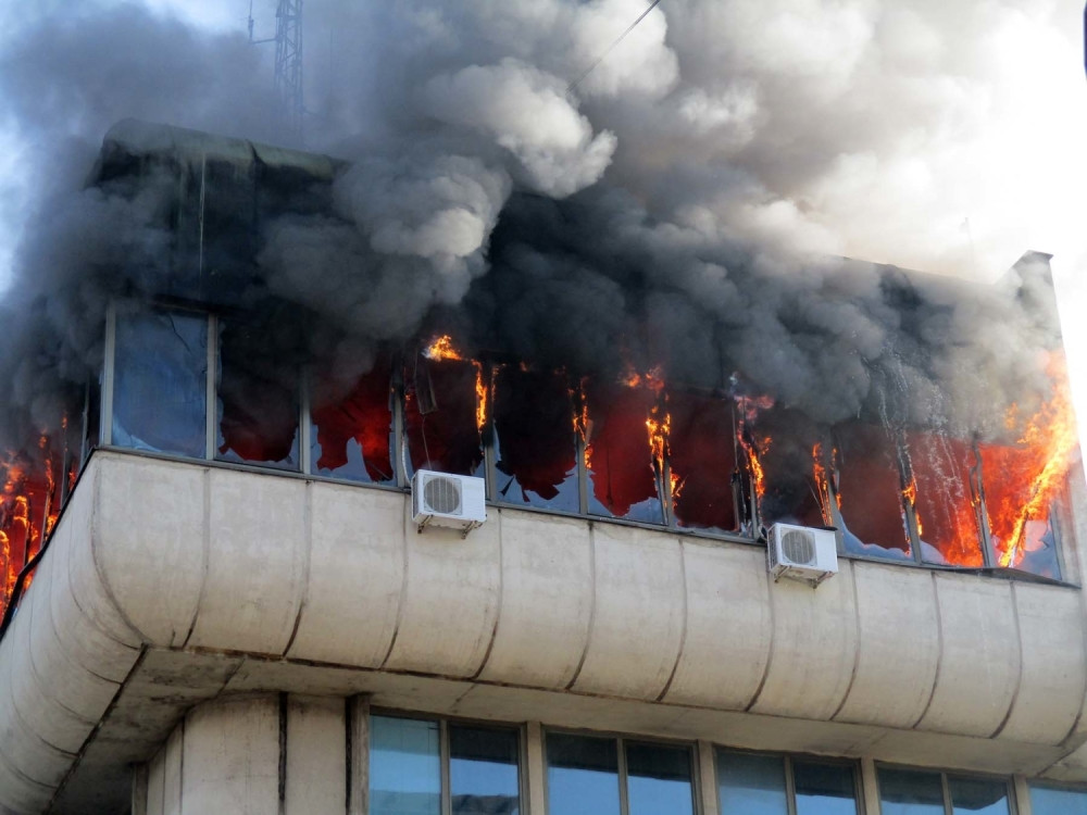 Kontejner zapalio zgradu EPS