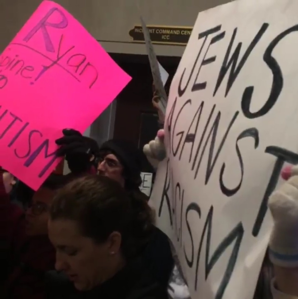 Demonstranti uleteli u zgradu Trampovog tima! (VIDEO)