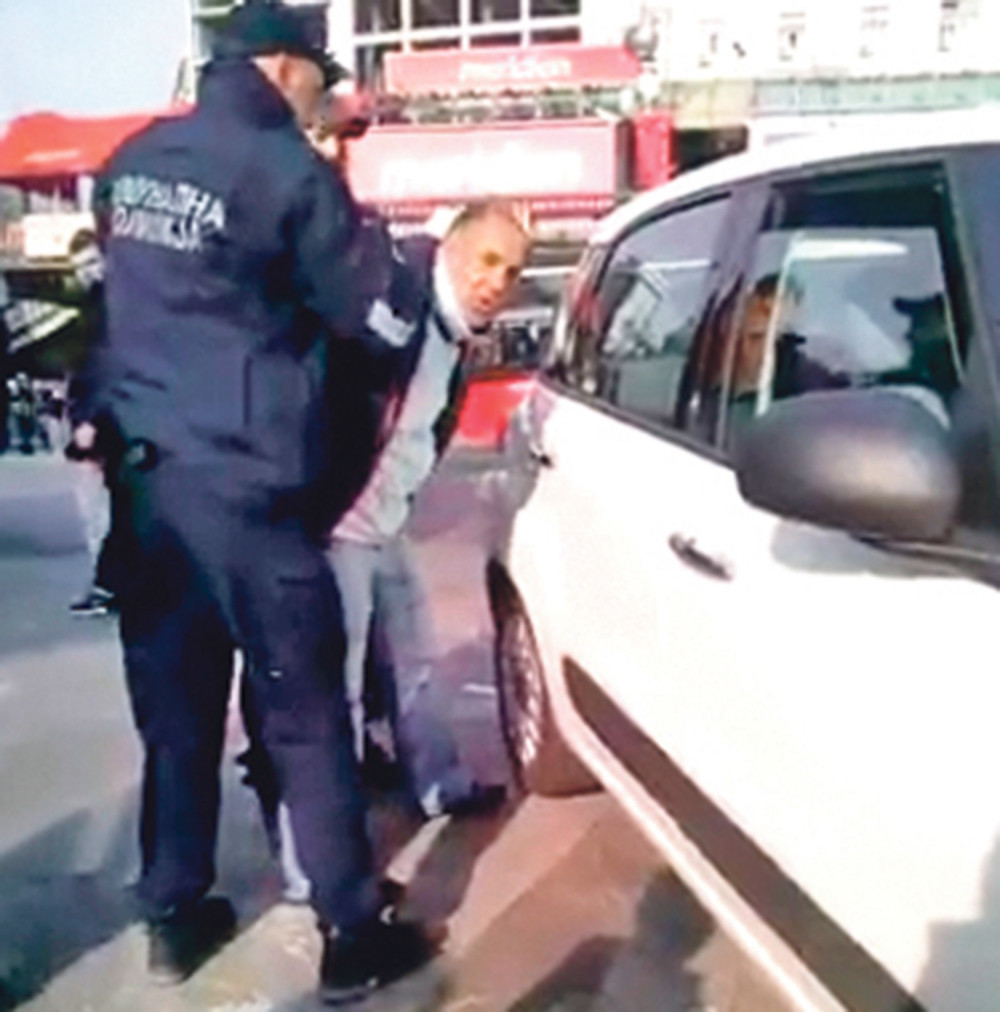 Priveli čoveka jer je branio ženu (VIDEO)