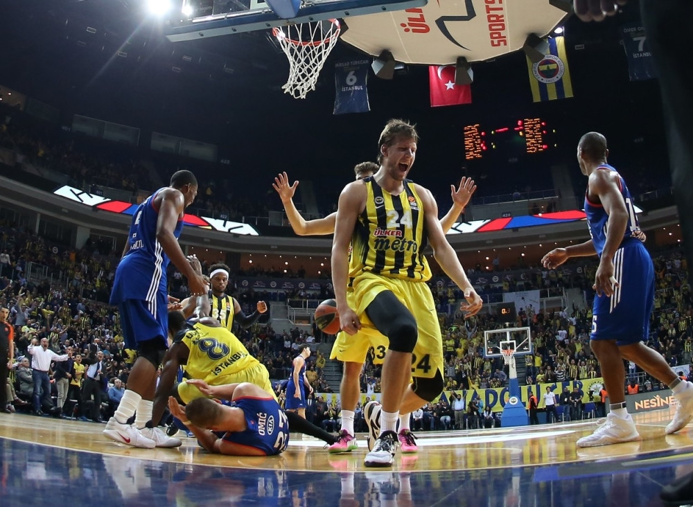 Fener srušio PAO usred Atine, Efes prokockao plus 15, a Micić promašio šut za pobedu