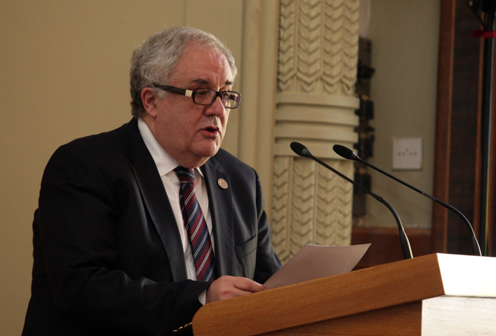 Akademija trči i posrće sa narodom