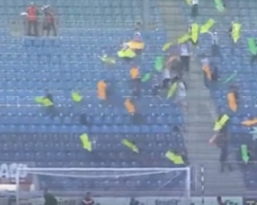 Navijači pokazuju svojoj ekipi gde se nalazi gol (VIDEO)