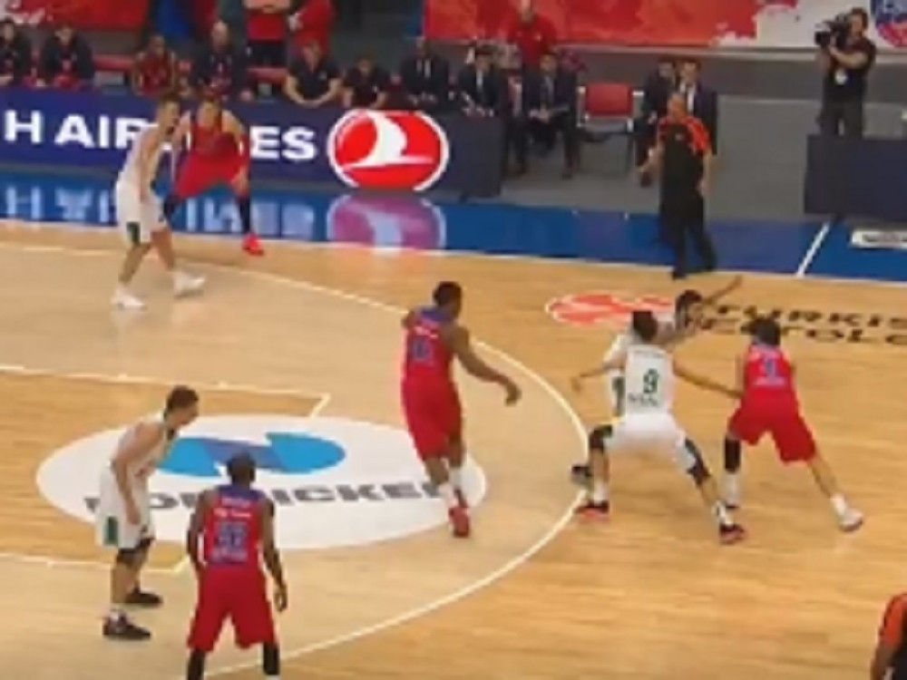 Teo asistira kroz noge protivniku (VIDEO)