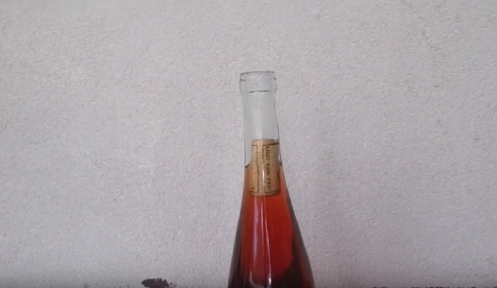 Izvadite čep iz flaše vina za 10 sekundi! (VIDEO)