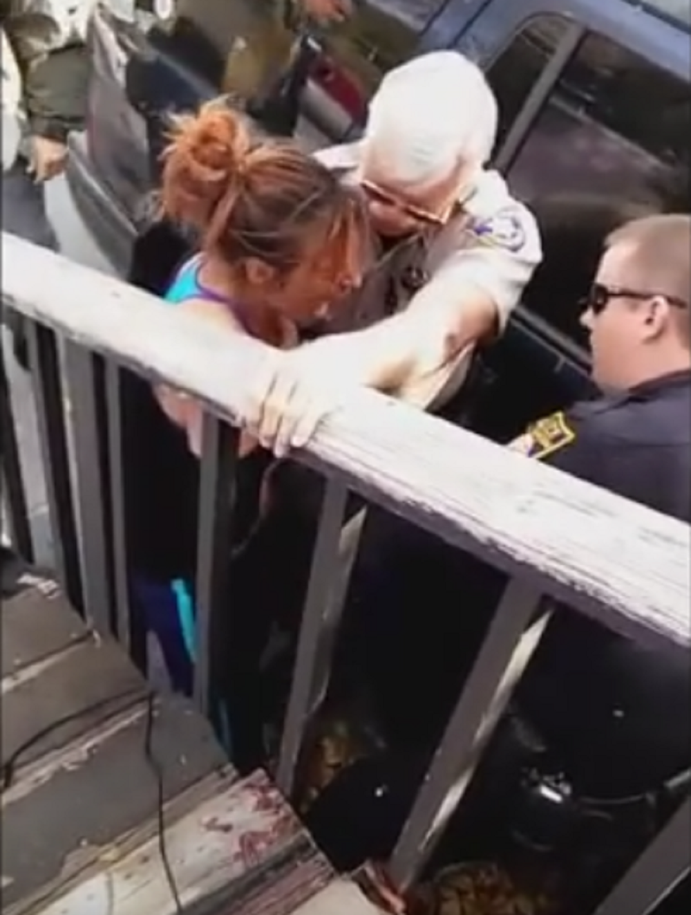 Policajac udario ženu pesnicom u glavu! (VIDEO)