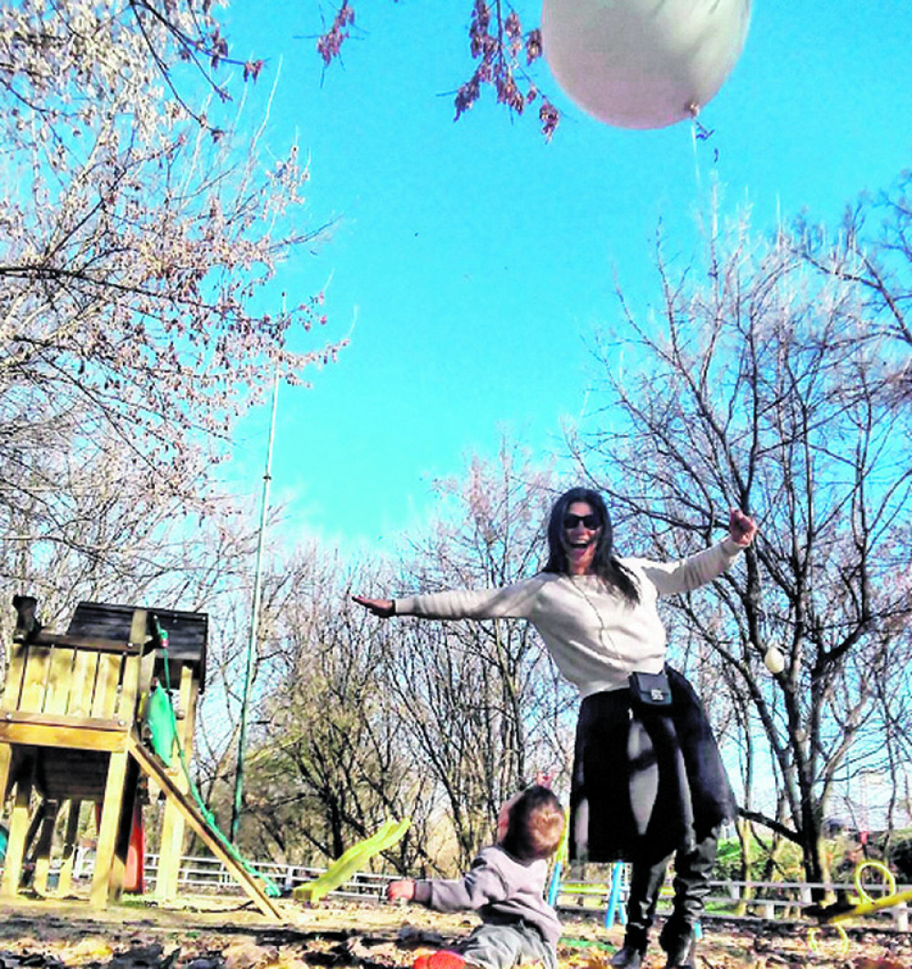 Milena sina uvaljala u lišće!