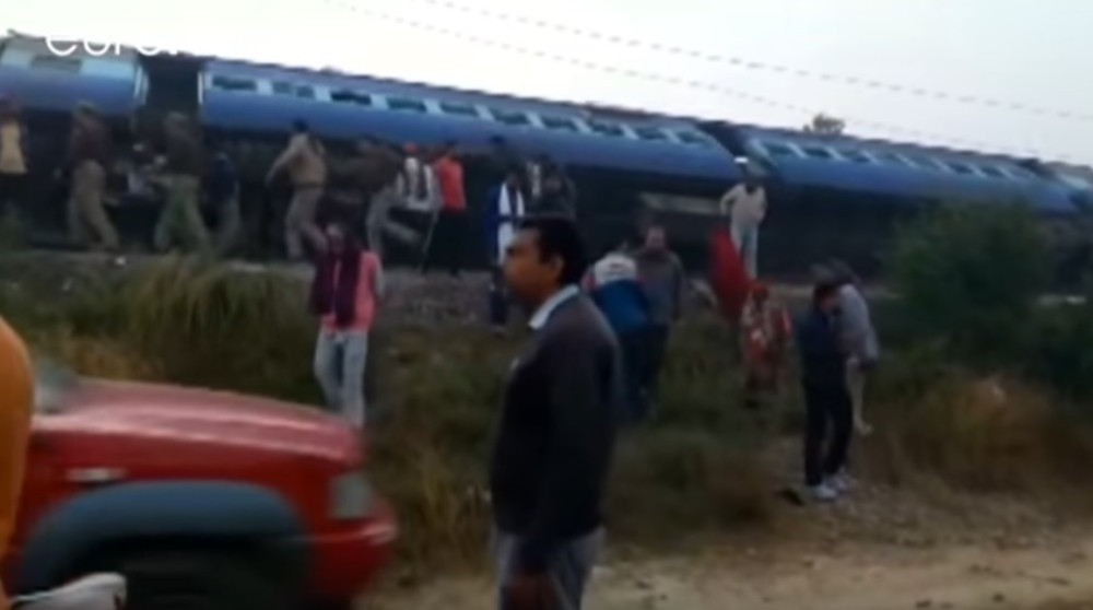 Voz iskočio iz šina, desetine mrtvih (VIDEO)