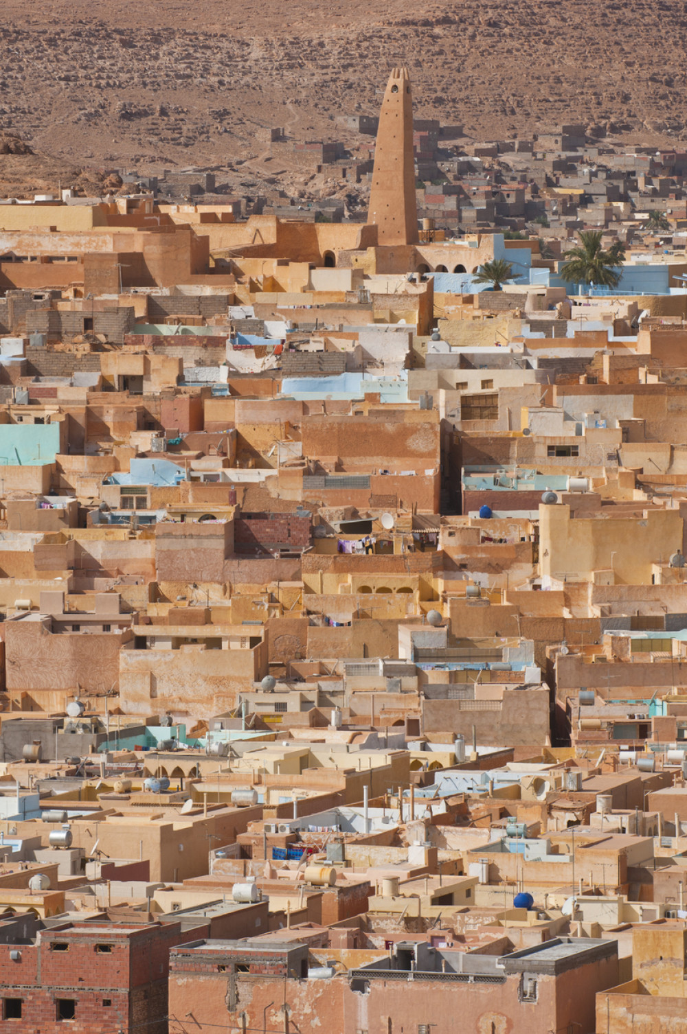 Velika rupa gutala automobile, ima povređenih (FOTO)