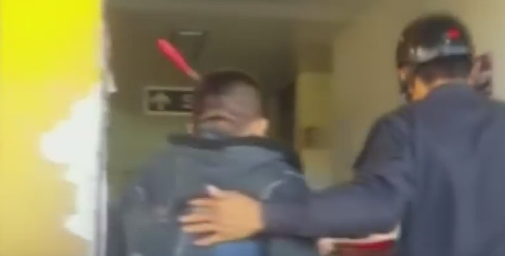 Ušetao u bolnicu s nožem zabijenim u glavu! (VIDEO)