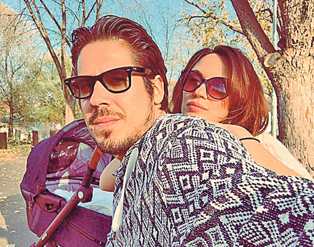 Nikola i Bojana se ne odvajaju od ćerke