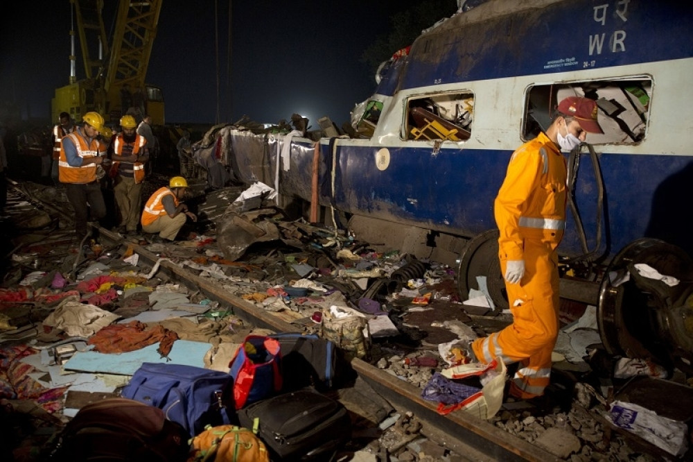 Voz iskočio iz šina, 142 mrtvih!