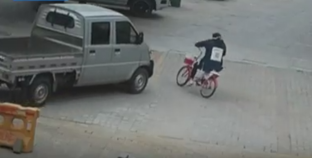 Jeziv snimak saobraćajne nesreće sa srećnim krajem! (VIDEO)