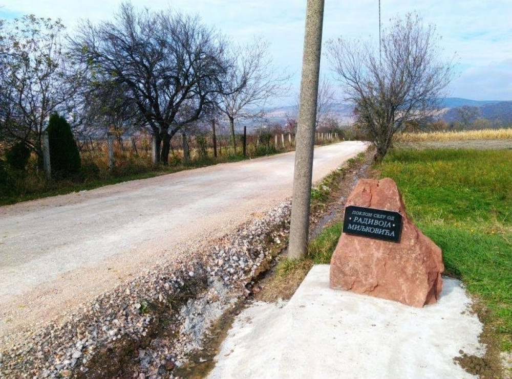 Od nasledstva izgradio put do groblja!