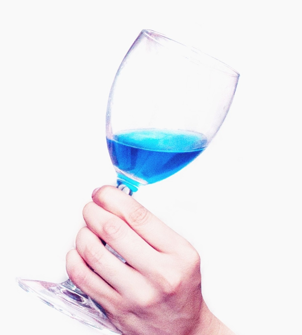 Napravljeno prvo plavo vino na svetu! (VIDEO)