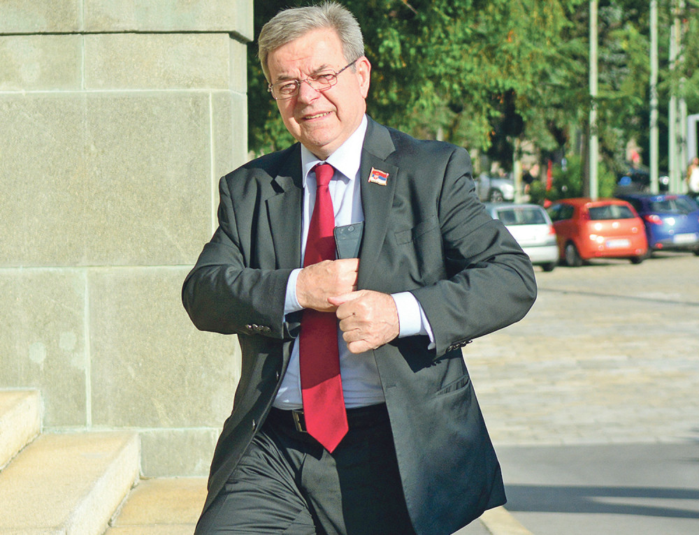 Karić autom uleteo u kuću komšijama!