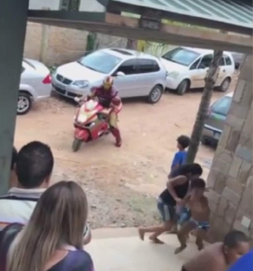 Ajronmen se izblamirao pred decom! (VIDEO)