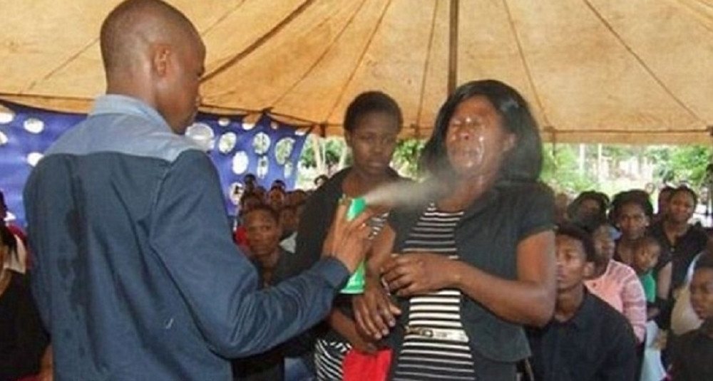 Tvrdi da leči rak i HIV sprejom protiv buba