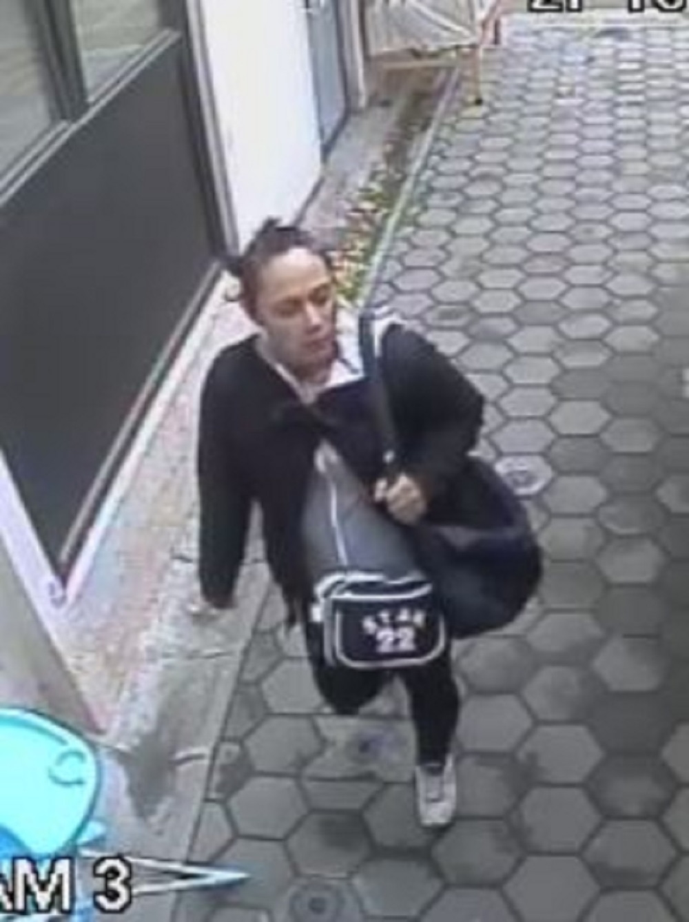 Ovo je žena koja je ostavila bebu na ulici (FOTO)