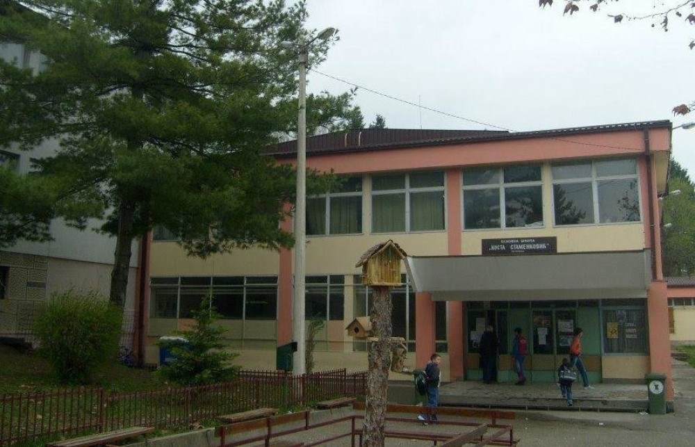 Deda šutnuo direktora i prebio učenika!