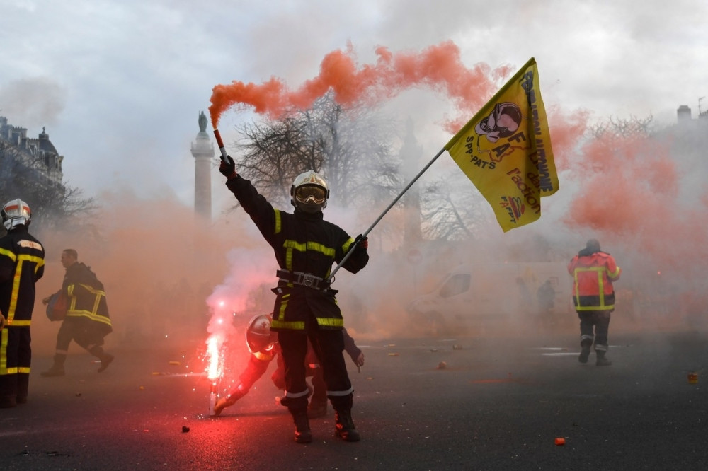 Pobuna vatrogasaca u Parizu! (FOTO)