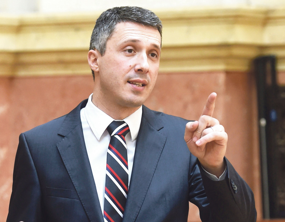 Boško živi u građevinskoj firmi!