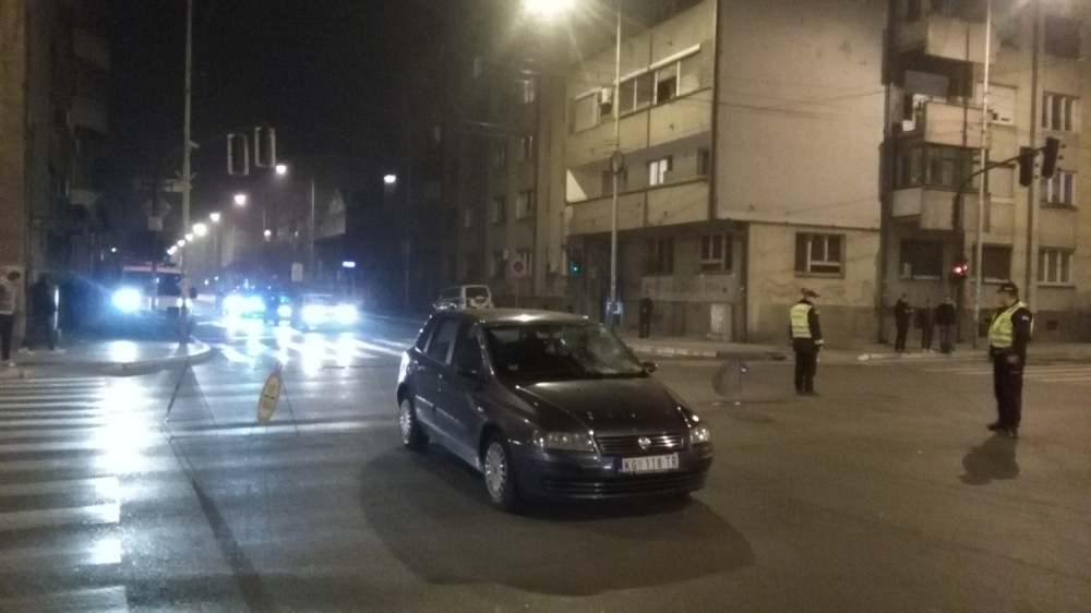 Auto pokosio tinejdžere na pešačkom! (FOTO)