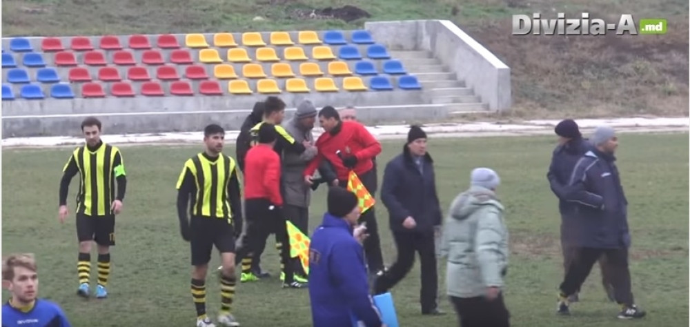 Umalo linčovali fudbalskog sudiju (VIDEO)