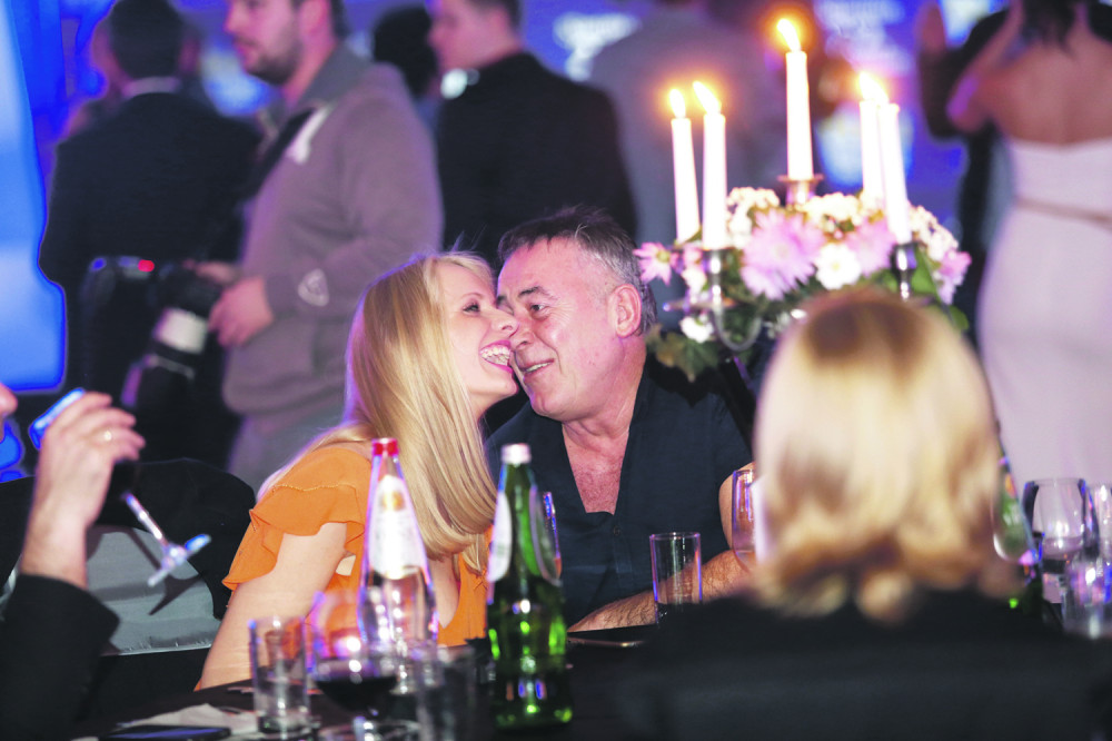 Mima opet šeta plavušu (FOTO)