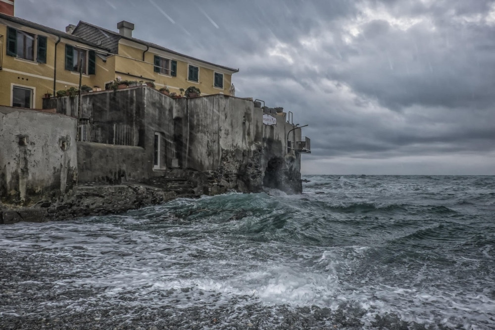 Olujni vetar s kišom rušio stabla i nosio tende!