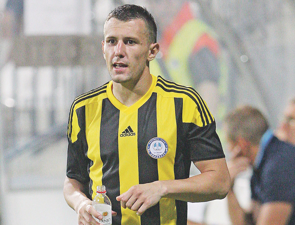 Kasalica potpisao za crveno-bele (FOTO)