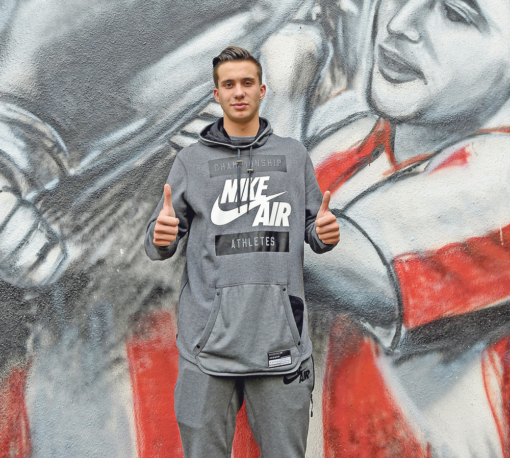 Zaseniću i tatu i dedu