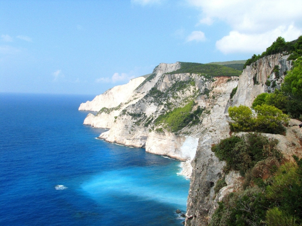 Ogromna stena se odvalila i pala na plažu sa turistima, ljudi u panici bežali u more, ima povređenih (VIDEO)