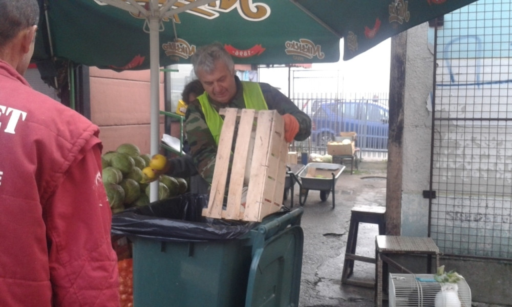 Direktor sam čisti pijac