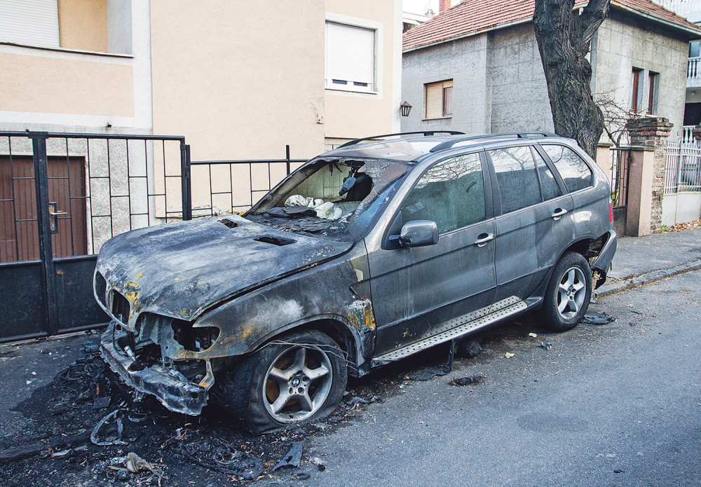 Zapaljeni automobili policajca i njegovog brata