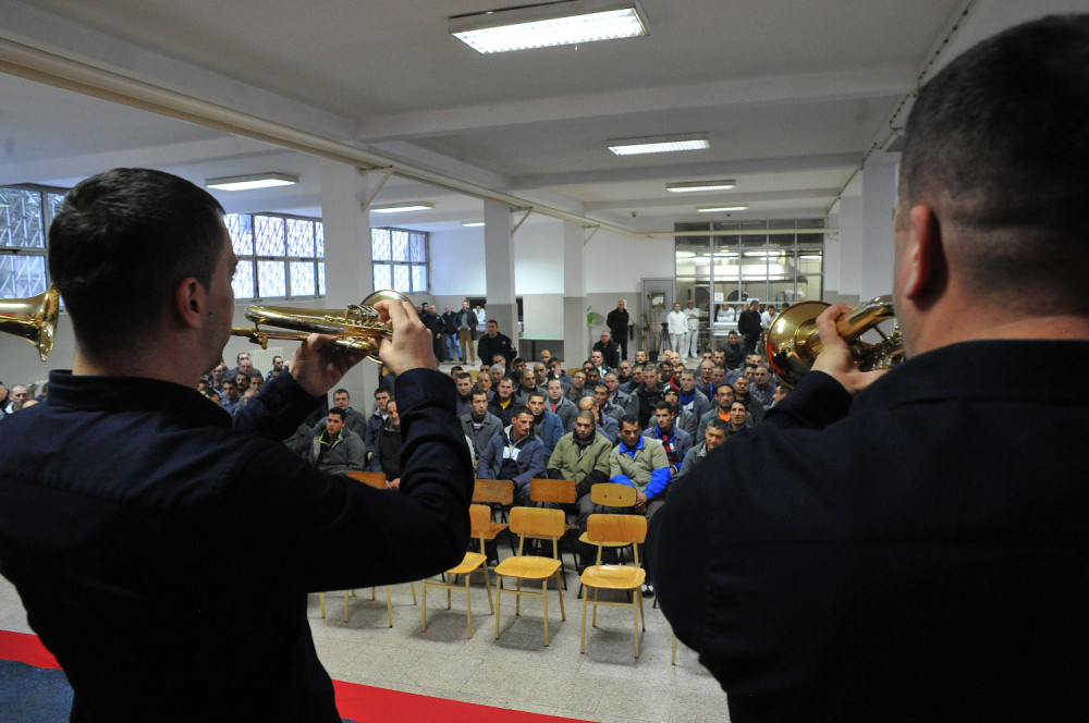 Grmele trube iza rešetaka niškog zatvora (FOTO GALERIJA)